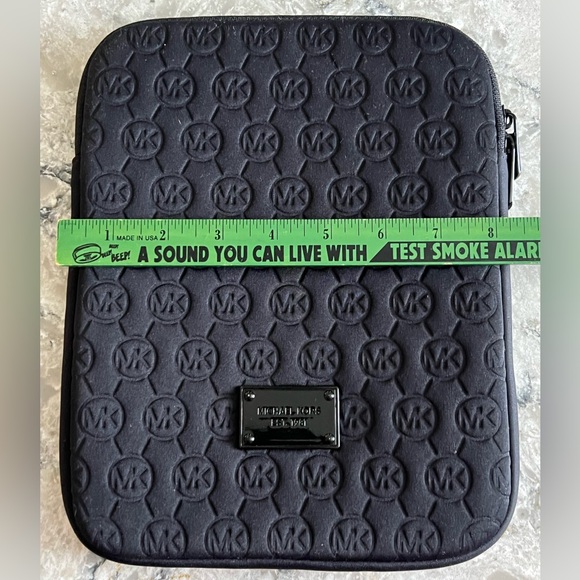 Michael Kors iPad case. - Picture 7 of 7
